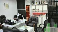 Se izdava namesten kancelariski prostor vo Skopje, Centar so povrshina od 35 m2.
 Ekstra: Klima, Centralno Parno, Lift, Kamera, Nova Zgrada, Parking, Alarm.
 Cena: 300 EUR
